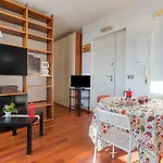 Guesthost - Cozy Near Station - With Parking Apartmán