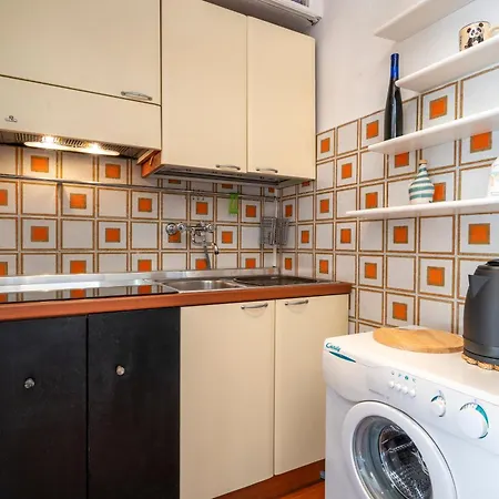 Guesthost - Cozy Near Station - With Parking Apartmán
