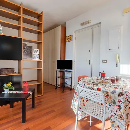 Guesthost - Cozy Near Station - With Parking Apartmán